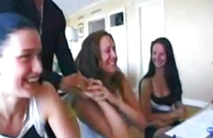 XXX atıyorlar, erkeği oldukça iyi alıyorlar, olgun kadın erotik film penisini sadece kerevitlerin